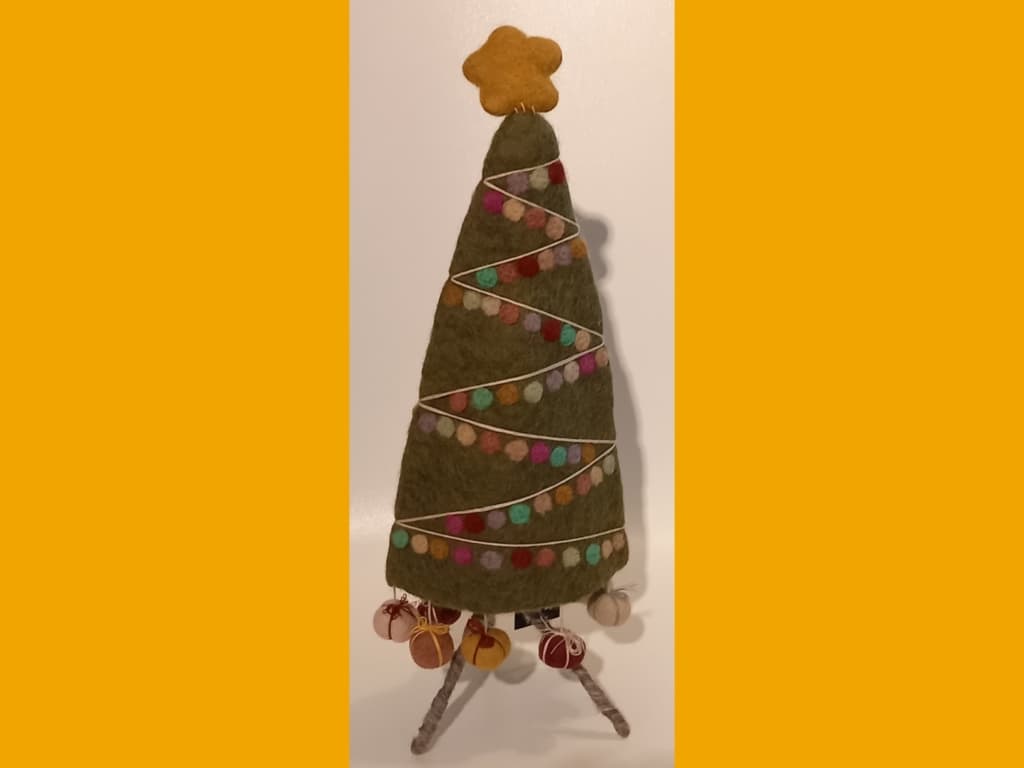 Handgefertigte Deko-Weihnachtsbäume aus Nepal mit dänischem Design