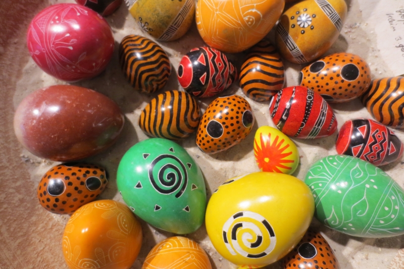 Zu Ostern im Weltladen Soltau: Kisii-Specksteineier aus Kenia